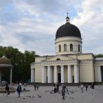 Kišiņevas galvenā katedrāle. Un atkal neoklasicismā! Es laikam nepareizajās vietās pirms tam biju skatījies, likās, ka Viļņas teju vienīgā tāda. Šo, ja kas, uzcēlis pats princis Voroncovs. Gan jau, ka ne ar savām rokām, bet tomēr. Šis arī galvenais Kišiņevas parks, pilns ar baložiem un vaifajiem.