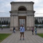 Pašiem sava triumfa arka! Oficiāli šo būvi sauc par "Svētajiem vārtiem". Uzcelta par godu Krievijas uzvarai Krievu-Turku karā, lai lepnie uzvarētāji var smuki piejāt pie katedrāles, tā vismaz saka visādi bukletiņi. Vietējie tikmēr stāsta citu stāstu. Otrajā stāvā (tajā, kas virs arkas) atrodas milzu zvans, kurš tikai veidots priekš netālu esošā zvanu torņa, bet galu galā izrādījās pārāk liels un tornī iekšā nederēja. Tad nu moldāvi ātri uzmeistaroja arku, tieši tāda izmēra arku, kurā der iekšā visādi milzu zvani.