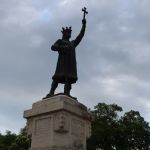 Princis Stefans III jeb Varenais Stefans (Ștefan cel Mare). Visvarenākais moldāvs ever. Viņa vārdā nosauktas miljons ielas, parki, ēkas u.t.t. visā Moldovā. Savulaik esot bijis baigais karotājs - atsitis gan ungārus, gan turkus (otomāņus) un ko tik vēl ne. Par kārtīgu musulmaņu klapēšanu Romas pāvests viņu nosaucis par Kristietības Čempionu. ā, un viņa brālēns bija grāfs Drakula. Nice.