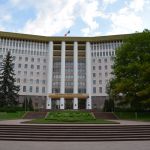 Moldovas Republikas parlaments. Es ierosinu pie Saeimas arī no krūmiņiem izpļaut uzrakstu "Latvija", smuki taču.