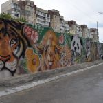 Pirmdienas rītā devāmies uz Kišiņevas Zoodārzu. Pie ieejas redzamais sienas gleznojums nemaz pārāk daudz nemelo - visus gleznā redzamos dzīvniekus, izņemot pandas, apskatījām. Vienīgi kamielim nebija tik skaisti uzkrāsoti plakstiņi/skropstas.