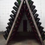 Dzirkstošā vīna pudeles nogatavošanās procesā ik pa brīdim jāpagroza, lai nepareizi nesakrājas nogulsnes. Ja nemaldos, katra pudele jāapgriež reizi divos mēnešos - bet par šo faktu galīgi neesmu drošs. Jebkurā gadījumā visu 20 kilometru grozīšanu apkalpo kopā 6 dāmas, strādā viņas maiņās, un vienmēr tuneļos ir tieši viena dzirkstošā vīna dāma.