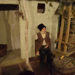 Šādi agrāk izskatījās Krikovas vīndari. Es laikam negribētu dzert vīnu, ko šis kungs izdarījis. Viņš pat vesti nejēdz kārtīgi uzvilkt, par vīna ievilkšanu pudelē vispār nevar būt ne runas!