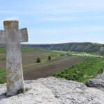 Vecā Orheja, tātad. Nekas daudz no vecās Orhejas nav saglabājies, jo orehjieši visu būvējuši klintīs, kuras sastāv no kaļķakmens, kas nav kārtīga cietviela - pie katras mazākās izmaiņas Rihtera skalā izmainās arī mūku sarakto alu konfigurācija. Šis akmens krusts te uzstādīts 18. gadsimtā, tāpēc pamanījies saglabāties. Runā, ka, ja īstens ticīgais pieskaras krustam un ievēlās vēlēšanos, tā pavisam noteikti piepildās.