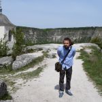 Meklēju par 40 naudām nopirktajā bukletiņā atzīmētos vēsturiskos objektus, bet tā arī nevienu nevaru atrast. Pēc ilgākas izpētes secināju, ka visi objekti ir zem zemes (saglabāšanas nolūkos nav pat vēl atrakti) vai vairs vispār nepastāv. Objektus kartē atzīmējuši arheologi, kuri to atrašanās vietas noteikuši tikai sev vien zināmām metodēm.