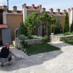 Kalnā esošajā baznīcā vismaz atradām kārtējo suncīti. Šis eksemplārs, šķiet, tikpat vecs kā vecā Orheja - dusmīgas riešanas vietā tik vien sanāk kā klepum līdzīgas skaņas.
