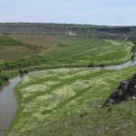 Šeit redzams Rautas līkums. Līdzīgi kā citās vietās, kur upes met varenas cilpas, senāk dzīvojušie ļaudis izmantojuši to par dabīgu fortifikācijas sistēmu. Šobrīd upe fortificē tik vien kā kartupeļu un vīna laukus. Toties apkārt redzamajās klintīs pa vienai otrai alai vēl atrodams. Bet par to vēlāk.