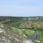 Tas pats līkums no otras puses. Kartupeļu lauku vietā jau laikā pirms Kristus dzimšanas apmetušies ļaudis, bet par tiem ir diezgan maz zināms - kaut kādas trāķiešu ciltis te bijušas. Pirmās īstenās liecības ir par 14. gadsimta mongoļu Zelta Ordas apmešanos un cietokšņa būvi 14. gadsimtā. Pēc tam līdz pat sešpadsmitajam gadsimtam te bijis moldāvu cietoksnis, bet drīz vien ieroču attīstības dēļ, upes līkuma funkcionalitāte nebija gana laba aizsardzība un orhejieši pārcēlās uz apmēram 30 kilometru attālo jauno Orheju, kur tā stāv joprojām.