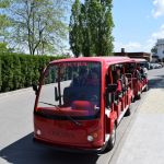 Ieradāmies Krikovas vīna darītavā. Tā ir viena no lielākajām un pati populārākā Moldovā. Ar šādu sarkanu autobus-vilcieniņu mūs veda tuneļos līdz pat 90 metru dziļumā zem zemes.