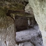 Beidzot arī atradu - Pircalab Bosie klosteris (neriskēšu šo nosaukumu latviskot) 25 metru augstumā virs upes. Klosteris sastāv no vienas galvenās lūgšanu zāles ar altāri un daudzām istabiņām, kurās dzīvot mūkiem.