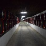 Zem zemes ir apmēram tuneļu tīkls apmēram 120 kilometru garumā, no kuriem apmēram 60 kilometri ir no grīdas līdz griestiem pilni ar vīniem. Šajās muciņās ir 400-600 litru vīna. Katrā!