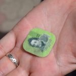 Pirmā iepazīšanās ar Piedņestras naudu. Plastmasas trinītis! Ir arī piecīši un viena rubļa monētas. Man šķiet, ka šos nevar saukt par monētām, bet tiešām nezinu, kādu vārdu lai lieto. Plastmasas nauda. wtf. Katram nominālam ir cita krāsiņa un formiņa arī.