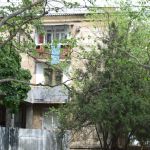Lūdzu pievērst uzmanību otrā stāva balkonam. Tur notika visneparastākais piedzīvojums. Uz ielas satikām Vladimiru, kurš gribēja ar mums parunāties, jo esam no Baltijas, Eiropas, mēs uz to atbildējām, ka mums interesē, kā dzīvo Piedņestrā, un galu galā saņēmām uzaicinājumu ierasties ciemos. Vīrs likās tāds, kurš kādreiz bijis inteliģents (stāstīja par to, kā strādājis Kišiņevas Universitātē), bet kaut kā pazaudējis prātu. Uzstādījums likās pietiekami interesants, tāpēc piedāvājumu pieņēmām, un gājām ciemos. Durvis atvēra Vladimira 12 gadus vecā meita vienās apakšbiksēs. Un meitene ne no tām, kurai aizkavējusies pubertāte. Ļoti neomulīga situācija, bet tā kā gan Vladimirs, gan viņa meita Milana (Mimi) izturējās tā, it kā viss būtu ok, mēs arī centāmies darīt to pašu. Vladimirs gribēja parādīt, kā viņam patīk Eiropa, nevis Krievija un Padomju Savienība, tāpēc parādīja youtubē Океан Ельзи gabalu Стіна bez skaņas (Vlaģiks nemācēja ieslēgt tumbiņas), gabaliņu no kādas Pugačovas filmas (tāpat bez skaņas). Izmantojām pauzi starp klipiem, pieklājīgi atvadījāmies un devāmies prom. Tas tā, pavisam īsumā, bet piedzīvojums tiešām visjocīgākais ever.