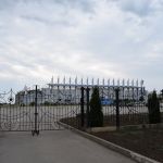 Futbola kluba "Sheriff" stadions. Futbola klubs Sheriff piedalās Moldovas čempionātā, jo Piedņestrā sava čempionāta nav. Sheriff gandrīz katru gadu uzvar Moldovas čempionātā un šad tad puslīdz veiksmīgi piedalās Eirokausos. Sheriff komandā pārsvarā spēlē brazīlieši, arī pa kādam argentīnietim. Nosaukumu Sheriff valkā ne tikai futbola klubs, bet arī visi lielākie lielveikali, benzīntanki, mobilo telefonu operators, televīzija, utt utt. Oficiāli uzņēmums Sheriff pieder vienam otram bijušam militāristam, bet visi zina teikt, ka patiesībā tas viss saistīts ar bijušo prezidentu Smirnovu vai vismaz viņa dēlu. Tāda, vot, oligarhija.