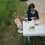 Kārtējās vakariņas un kārtējais suncītis! Šoreiz jau ejam soli tālāk un aicinām suncīti pievienoties mums pie vakariņu galda. Vakariņās Kartupeļi ar brinzu, lokiem un gurķīšiem (sunītim tikai ar brinzu).