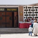 Viesnīca un restorāns. Un pie viesnīcas un restorāna tante, kas tirgo dažādas bulciņas. Pārtraukums no 16-18, kas ir forši, jo nesakrīt ar visu pārējo iestāžu pusdienu pārtraukumu. Vismaz kaut kas strādā laika posmā no 12-13. Vienu plasindu ar kartupeļiem nogaršojām, garšo pēc belašiem, tikai ar kartupeļiem.