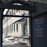 Aizgājāmies uz pastu nosūtīt vēstules uz dzimteni. Viņiem vispār inčīgi ar to izlikšanos par valsti - ne tikai nauda, viņiem ir arī pašiem savas markas (kuras, protams, strādā tikai "valsts" iekšienē, ja gribas uz ārvalstīm, tad jālieto moldāvu markas), pases (tādas, kurās ik pa pāris gadiem jāielīmē jauna bilde), ar kurām ceļot gan var tikai uz Moldovu. Ja gribas braukt tālāk, pirms tam Kišiņevā jāiegūst Moldovas pase. Tādējādi droši vien arī jāatzīst, ka tāds pats Moldovas pilsonis vien esi. Principā ir viss, kam normālā valstī būtu jābūt, bet tas viss darbojas tikai un vienīgi šeit. Kā tāda milzīga galda spēle.
Un pastā, protams, pusdienu pārtraukums.