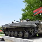 Pirmā apmeklētā pilsēta - Bendera. Šeit gan nācās redzēt vienu militāro kontrolpunktu, kurā dežūrēja kaŗeivji formās, kuras rotā Krievijas Federācijas atpazīšanas zīmes, bet tā arī ir vienīgā reize, kad kaut ko tādu piedzīvojām. Taisnības labad vēl jāpiemin, ka Bendera ir militāra pilsēta, šeit atrodas vislielākā Piedņestras armijas daļa, tā kā tas nav nekas neparasts.