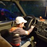 Pirms pavisam atvadīties, mazais Daņiks tika pasēdēt automobilī pie stūres. Tik priecīgs bērns! Tā, redz, ir, ja bērnam nav pilnas mājas ar planšetēm un vēl visādiem brīnumiem, tik vienkāršas lietas sagādā milzu pārdzīvojumu.