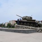 Blakus 1992. gada cīņu muzejam (tas maksāja 39 naudas (apmēram 3.25 eur) katram, tāpēc diemžēl neapmeklējām) ir kārtējais tanks. Paps māca mazajam piedņestrēnam, kā pareizi par dzimteni jācīnās.