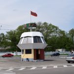 Ik pa brīdim ceļa vidū novietoti ГАИ kontrolposteņi. Atceros, ka senāk Liepājā arī tādi bija vismaz divi - viens pie jaunā tilta, otrs izbraucot no pilsētas Rīgas virzienā. Šeit tādi ir joprojām. Mūs gan tā arī nevienu reizi neapturēja. Varbūt, ka tas uz labu, varbūt tām baumām par kukuļiem un visu pārējo nejēdzību kaut kāds pamats tomēr ir.