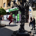 Tikmēr maza, bezrūpīga meitenīte uz tās pašas ielas šūpojas superstilīgās šūpolēs.