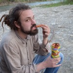 Beidzot tiku arī pie pērn no Beļģijas festivāla atvestajām konservētajām desām! Mmmmmm!