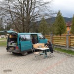 Vakariņas. Re, ēdam godīgi savā virtuvītē, nevis vazājamies pa restorāniem!