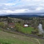 Ciems starp upi un sliedēm.