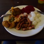 Ungāru kāpostu tītenis, ungāru grilēta čilli cūkgaļa, atkal ungāru ziedkāposti un daži marinējumi.