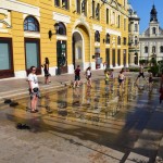 Pilsētas vēsturiskajā centrā Karīna, kā parasti, ar saviem vienaudžiem priecājas strūklakā.