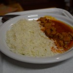 Un ungāru cūkgaļas mērce ar rīsiem.