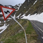 Šeit jau izskatās bišķiņ bēdīgāk - lavīna pat ceļa zīmes stabu noliekusi.