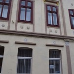 Šī māja mani piesaistīja ar skaisto sieviešu bareljefiem zem logiem.