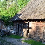 Pavisam, pavisam kā no brīvdabas muzeja! Vēl arī transportlīdzeklis pagalmā noparkots!