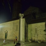 Perastas piebaznīcas laukums, mazi puikas spēlē futbolu.