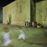 Mazas meitenes spēlē paslēpes.