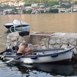 Kamēr Karīna peld, divi vīri laivā gatavojas vakara zvejai - piņķerē vaļā sapinušos tīklu.