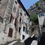 Ēnainas šķērsielas! Daudz ēnainu šķērsielu, urā! Latvijā arī ir tik karsti, ja? heheheheheh