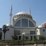 Škodras galvenā mošeja - Ebu Bekr. ĻOTI izskatās pēc centrāltirgus paviljona, nē?