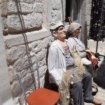 Arī vaska Trogirēni atrod sev nodarbošanos!