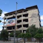 Nezinu, kas bija šeit, bet tagad ēku izmanto par priecīgu festivālu reklamēšanas vietu.