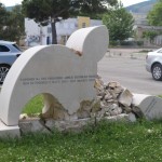 Reku piemineklis bēdu laikam. Ceru, ka viņš speciāli taisīts jau sagruvis.