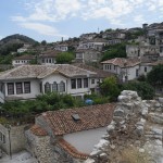 Tā izskatās Beratas "pilī". Kaudzēm māju, ielu, restorānu, viesu namu.