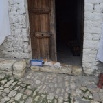 Beratas miegainais kastes kaķis guļ ar vienu aci vaļā!