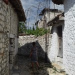 Orientēšanās sports pa pils ielām. Vienmēr sanāk nonākt pavisam citur, nekā būtu licies pēc kartes.