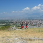 Paskat, paskat, ka tik uztaisīt kādu smuku kopbildīti! Būtu labāk mūrus pētījuši!