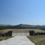 Tāds skats no ēkas ieejas - bulgāri ražo bezmaksas elektrību!