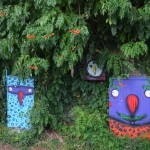 Pūču skapji un apvītušas eņģeļtaures.