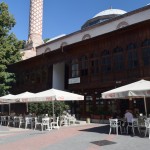 Mošejas sāniņā pat iebūvēta kafejnīca ar coca-colām un aliņiem. Nekādas cieņas!